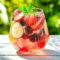 sparkling berry lemonade mocktail